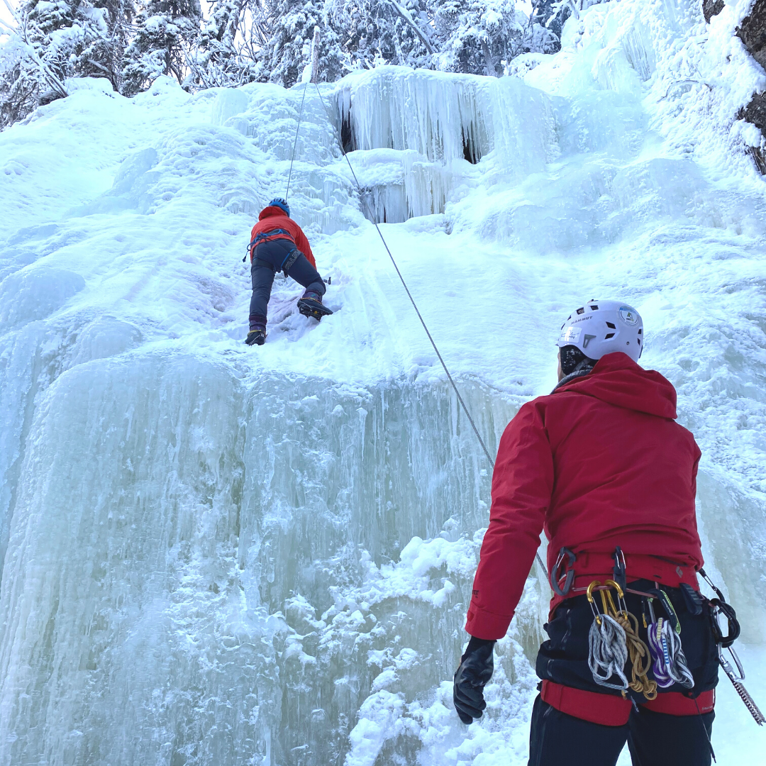 egen guide i fjällen som klättrar